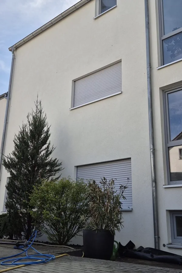 Dieselbe Giebelwand nach der Reinigung, der Putz ist wieder hell