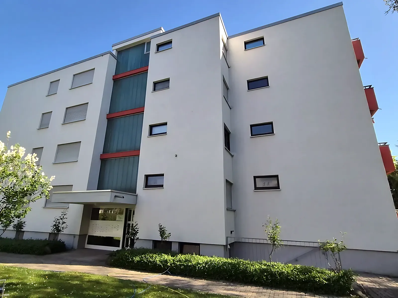 Wohnanlage nach der Reinigung durch die Fassaden-Dusche, die Fassade ist wieder weiß