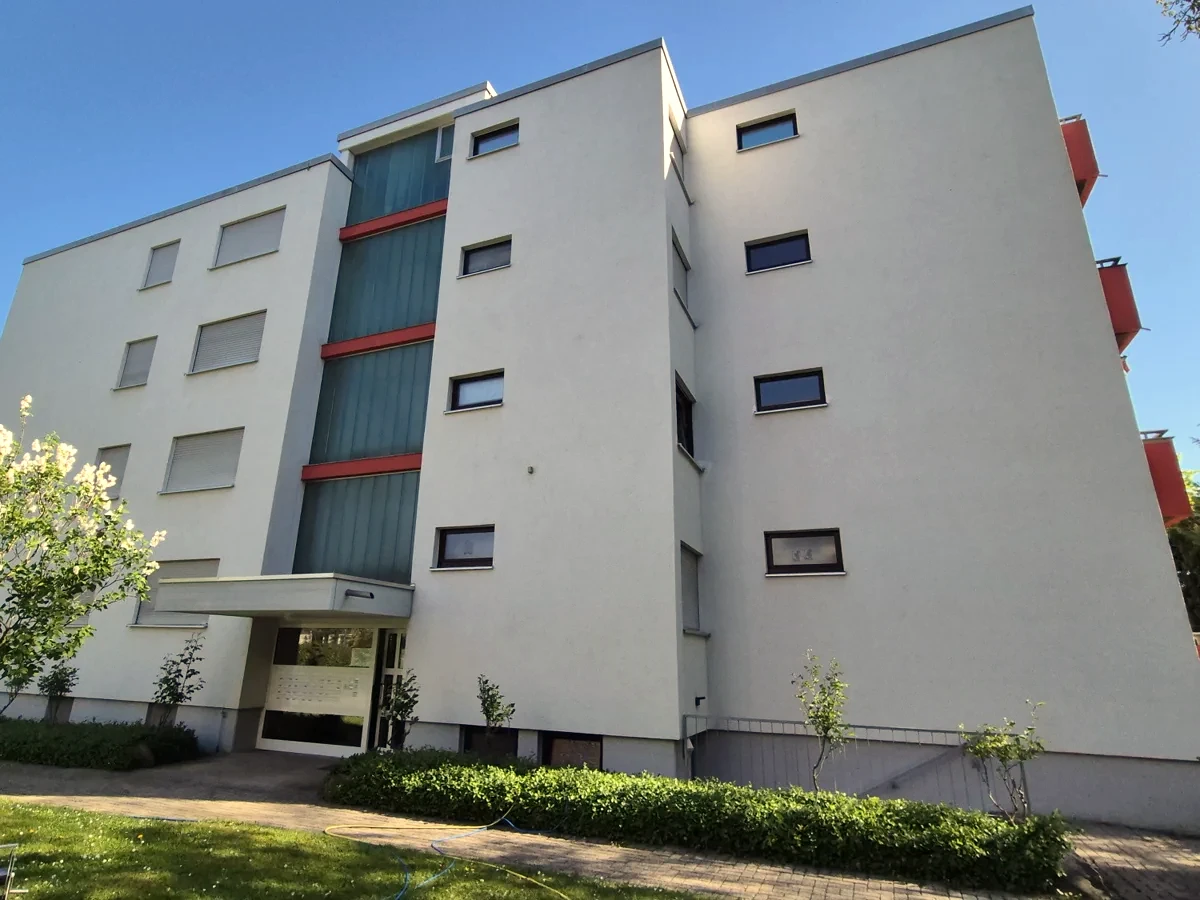 Dieselbe Wohnanlage nach der Reinigung, die Fassade ist wieder weiß