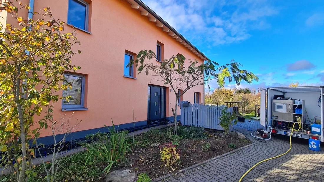 Einfamilienhaus während der Reinigung, das Fahrzeug der Fassaden-Dusche steht am Weg