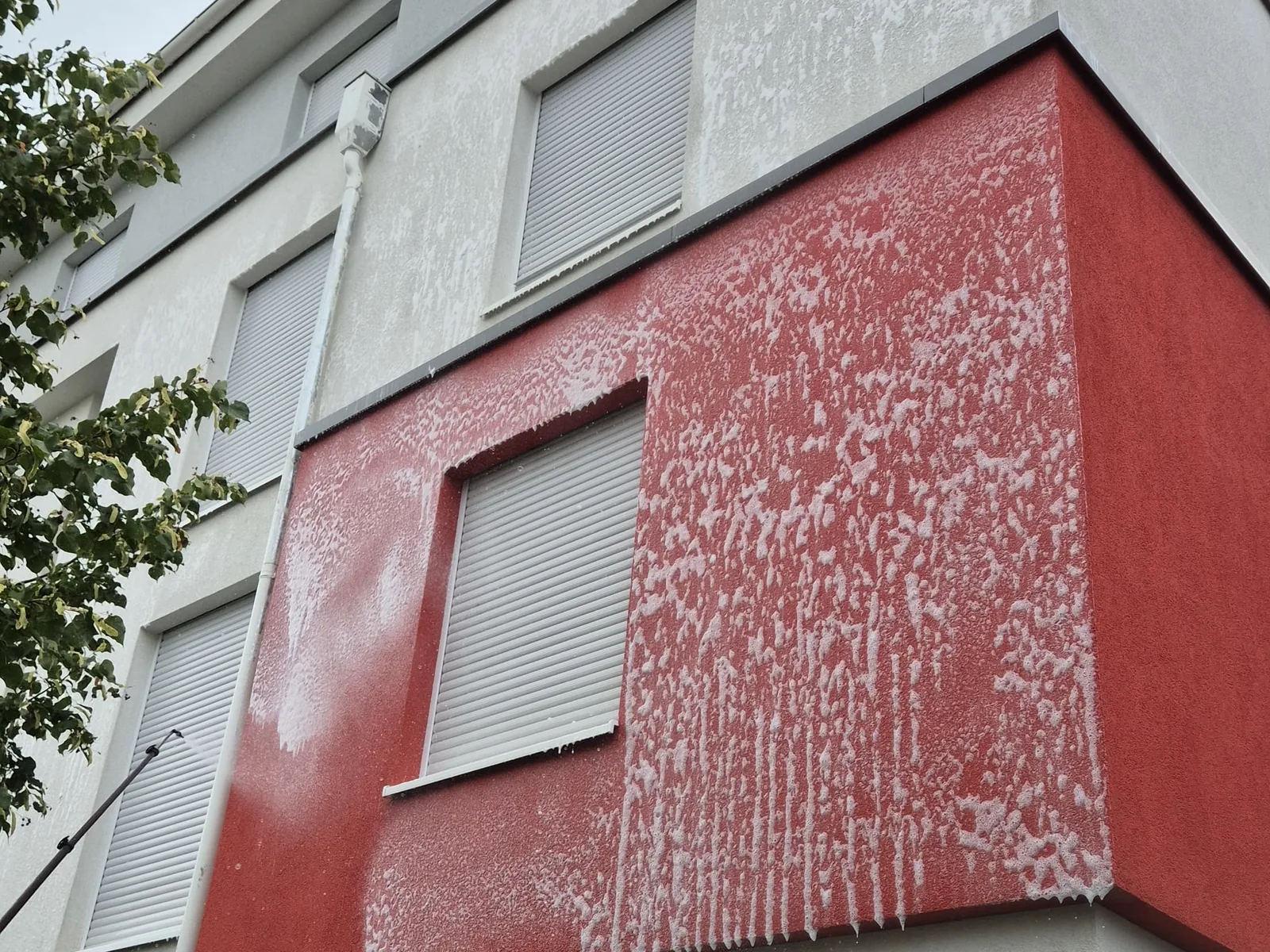 Langzeitschutz wird als Schaum auf die gereinigte Fassade aufgetragen