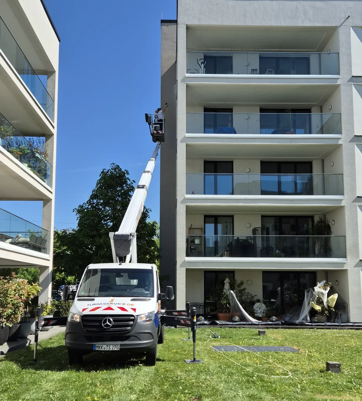 Wohnanlage, Reinigung mit Hebebühne
