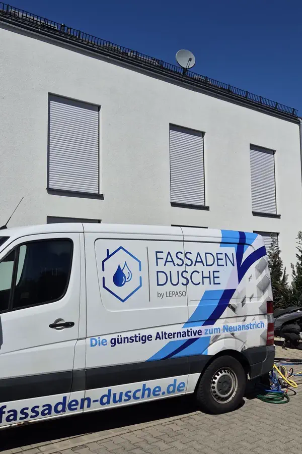 Dieselbe Fassade nach der Reinigung ohne Hochdruck